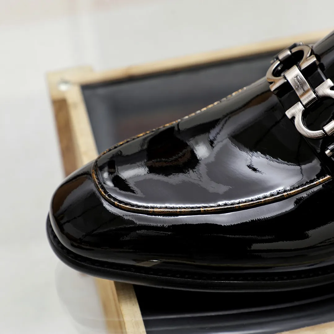 Men's shoes 💰440 🔥Ferragamo's new men's casual slip-on shoes🇨🇳Official website original 1:1 mold, original quality💯Fine workmanship, high-end luxury☘The upper is made of imported Italian first-layer cowhide🌴Luxurious water dyeing🐂Leather lining🍓Rubber wear-resistant and non-slip outsole, breathable and comfortable to wear🍍The first choice for high-taste men, color optional! Code number 38-45